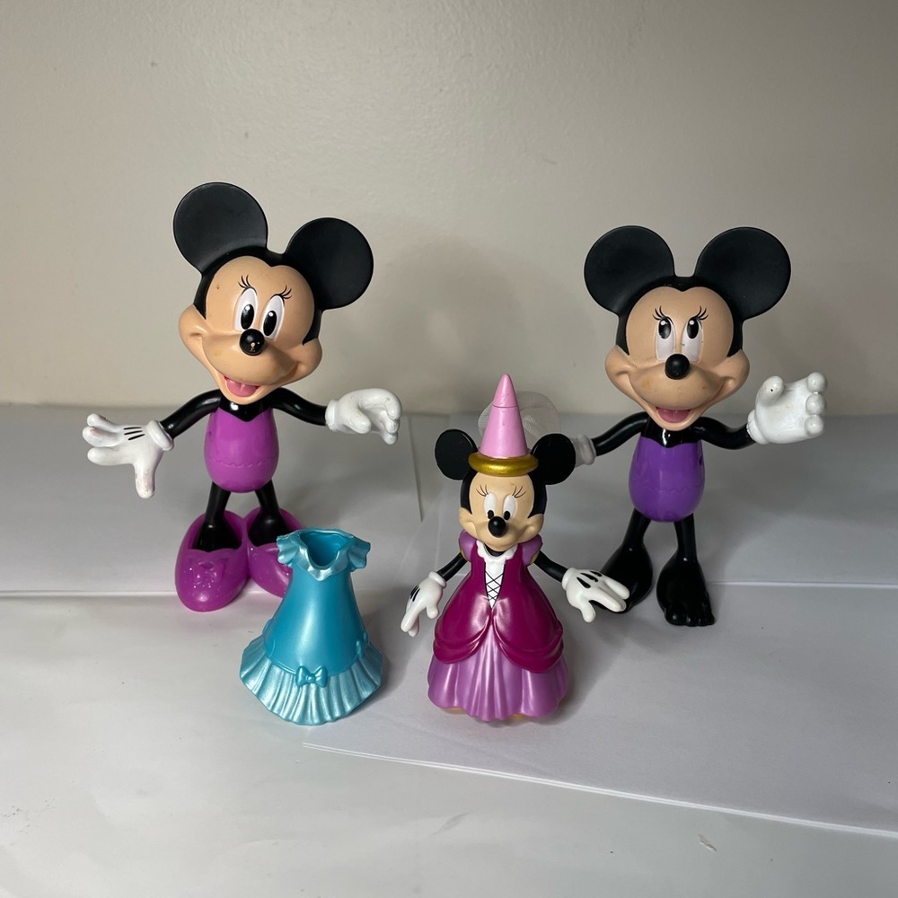 Minnie Mouse Boutique figures and Snap on clothes Disney